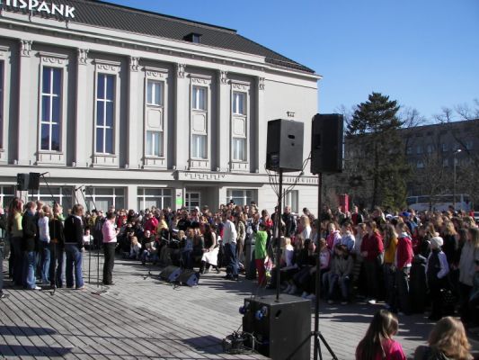 Klikka vaatamaks tissuuruses pilti